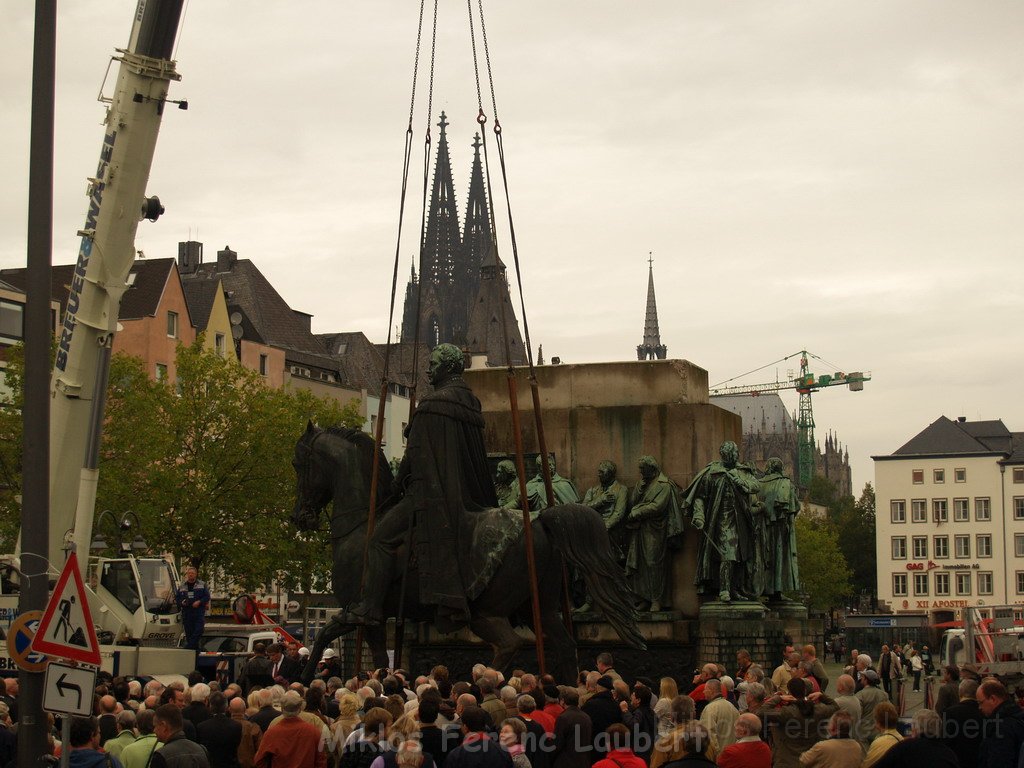 Reiterdenkmal kehrt zurueck auf dem Heumarkt P29.JPG